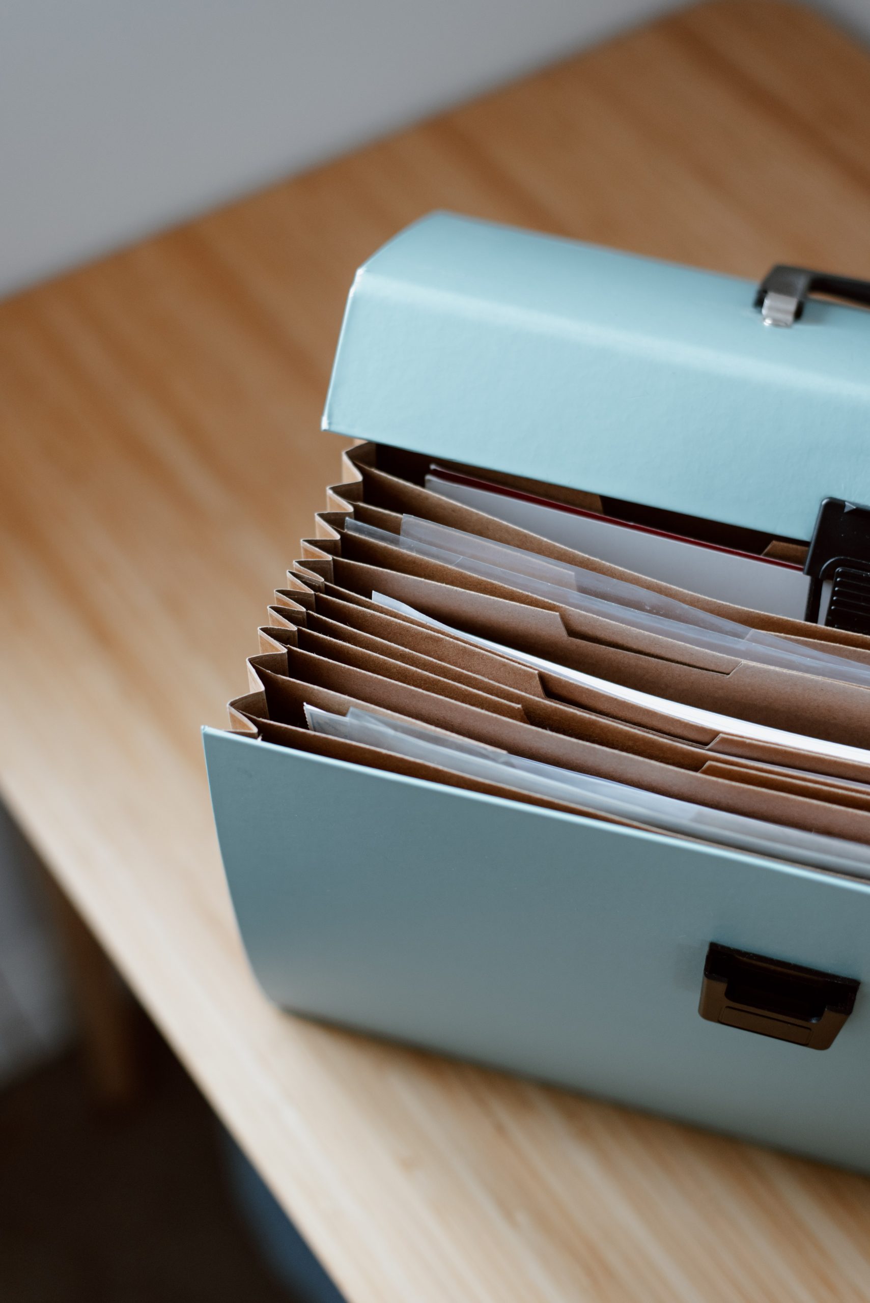 Photo d'une mallette pleine de documents